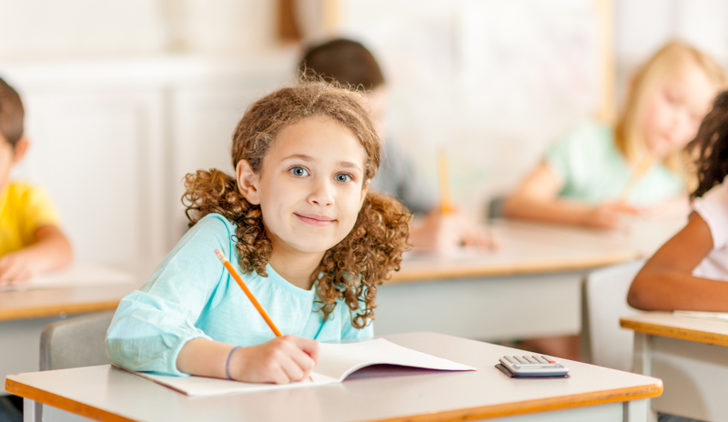 πρωτάκι στο θρανίο δημοτικού χαμογελαστό