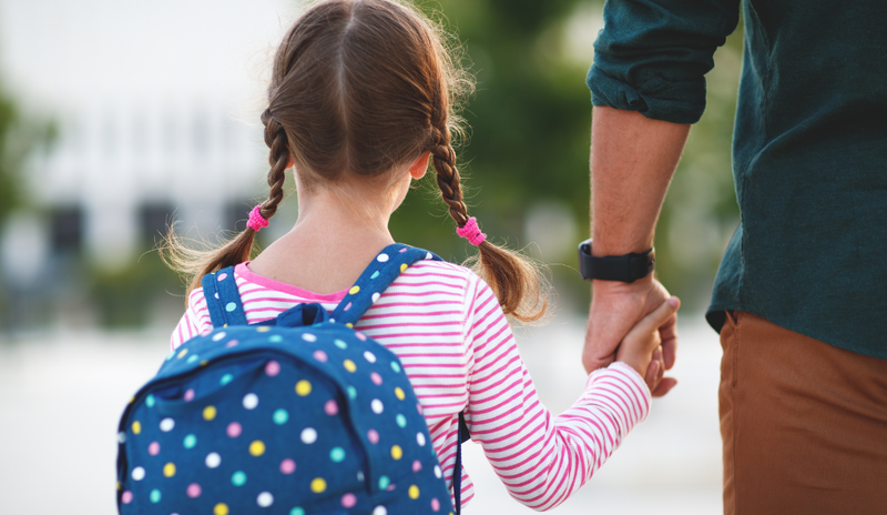 παιδί με σχολική τσάντα πρώτη μέρα σχολείο