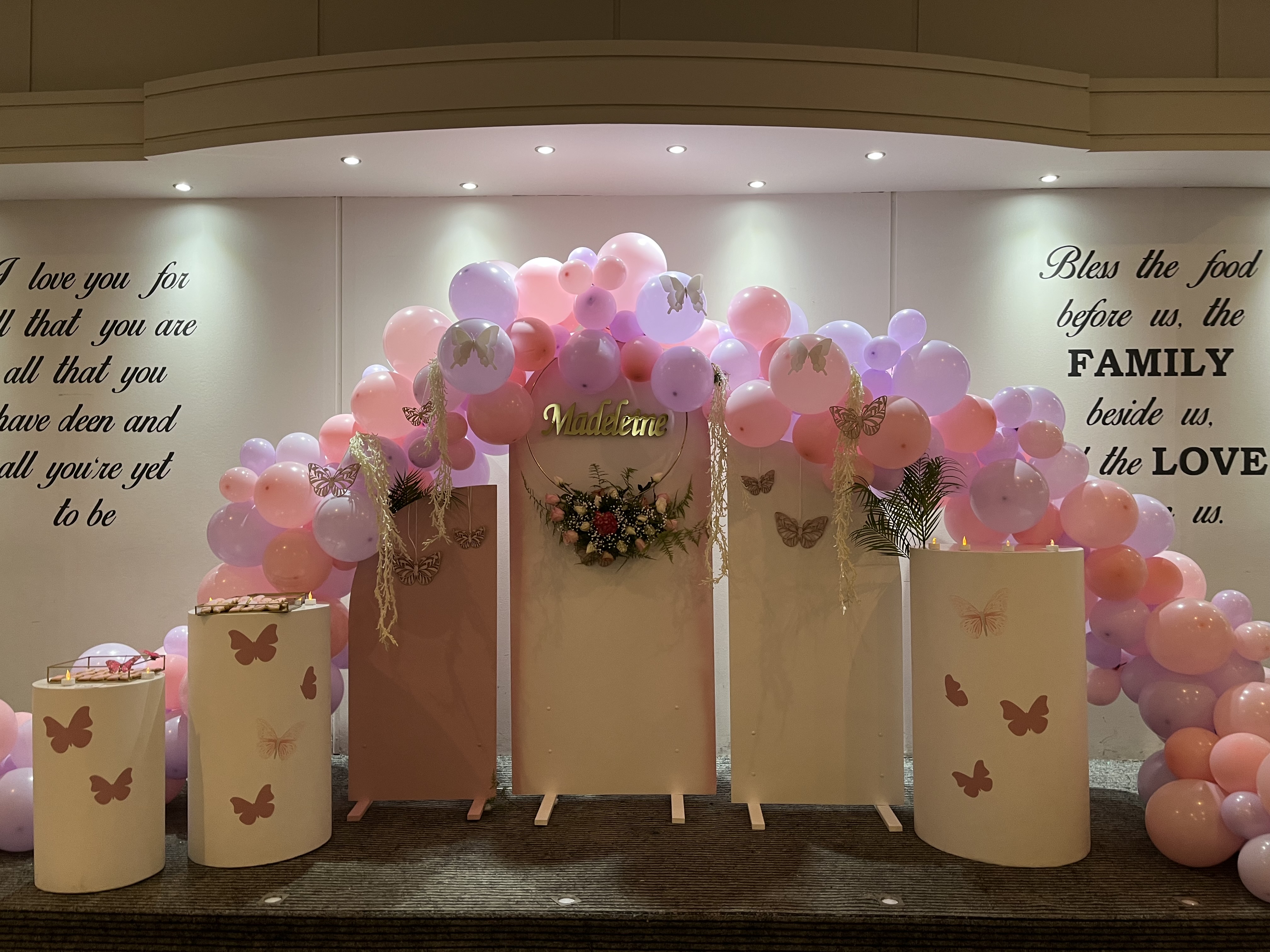 Στολισμός party με θέμα πεταλούδα. Θεματικά γλυκά και σταντ