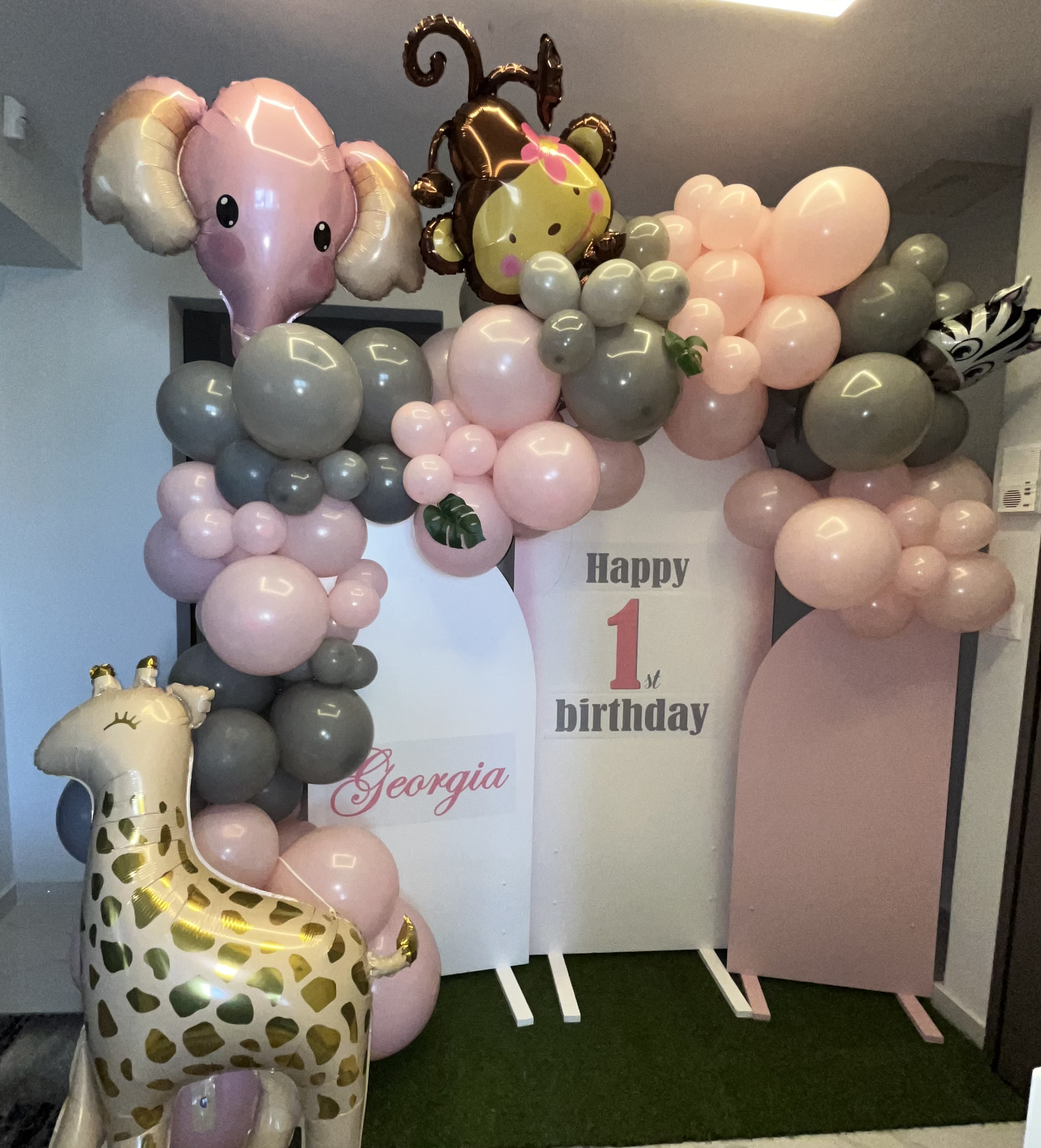 Στολισμός party 1 έτους με θέμα ζωάκια της ζούγκλας με σταντ και μπαλόνια