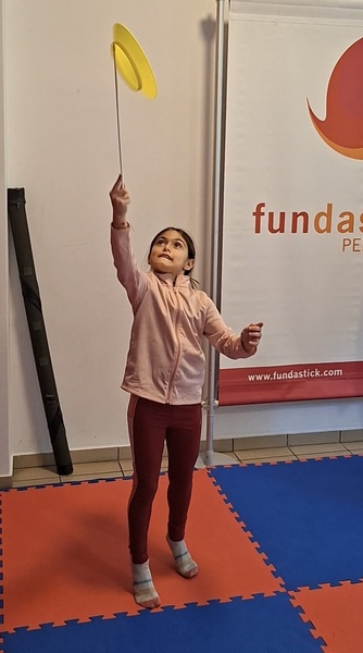 Circus Summer Camp 2026 - Κινέζικο Πιατάκι. Το παιδί μαθαίνει υπομονή, επιμονή, συντονισμό, στοχοθέτηση, αμφιδεξιότητα.