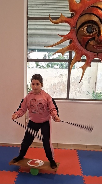 Circus Summer Camp 2026 - Balance Board. Το παιδί μαθαίνει: δυναμική ισορροπία, υπομονή, επιμονή.