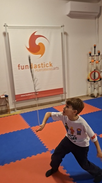 Circus Summer Camp 2026 - Φτερό Παγωνιού. Το παιδί μαθαίνει ισορροπία, συγκέντρωση, αμφιδεξιότητα.