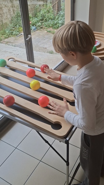 Juggle Board. Το παιδί μαθαίνει: συντονισμό, συγχρονισμό, ρυθμό, αμφιδεξιότητα και πολλά άλλα.
