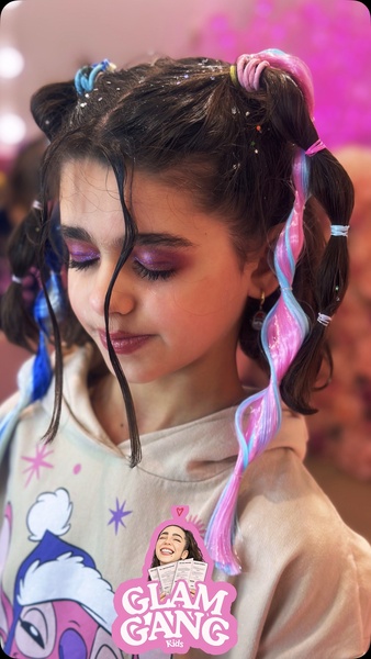 Kids hair glam με πολύχρωμες κοτσίδες
