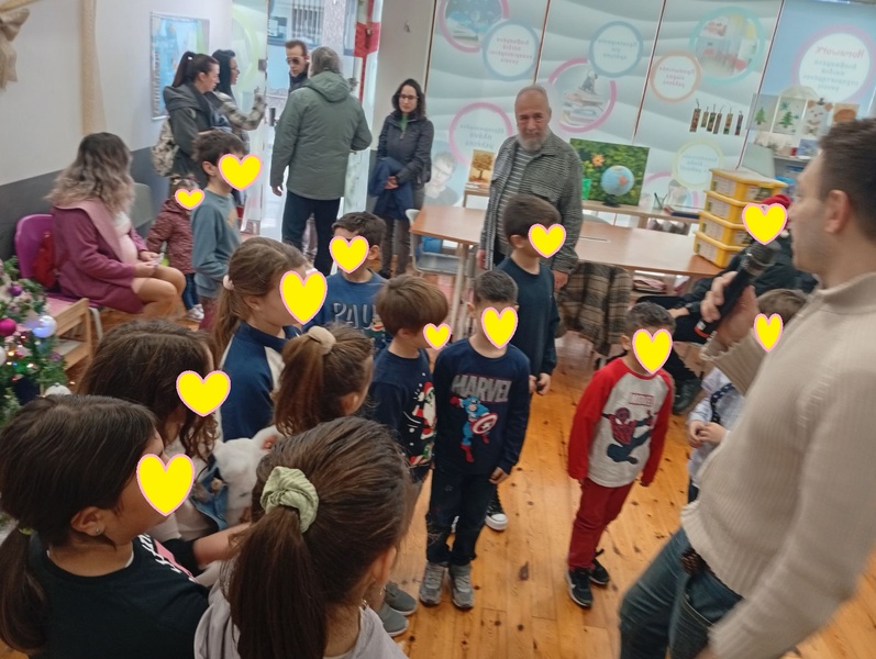 Ο χωρισμός των 24 παιδιών του πάρτυ του Δημήτρη σε ομάδες, ώστε να κατευθυνθούν στα επιμέρους εργαστήρια (Δημιουργικές κατασκευές με Lego - Εικαστικά - Ρομποτική).