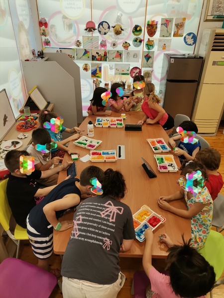 Πρόγραμμα ρομποτικής με 13 παιδιά, στην κεντρική μας αίθουσα.