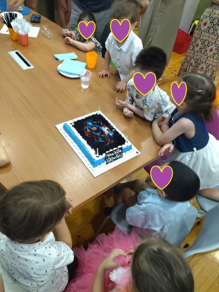 Σβήσιμο κεριών -  πάρτυ παιδιού 4 ετών