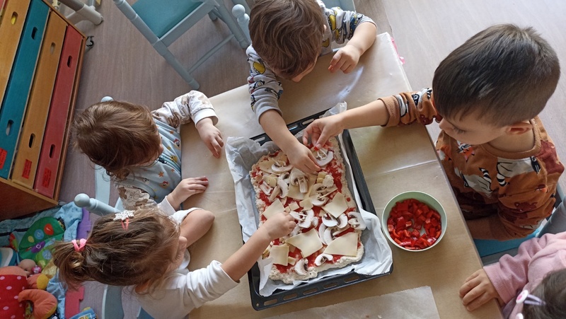 Δημιουργία πίτσας από τα παιδιά