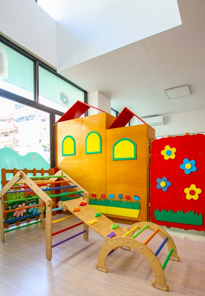 Ελεύθερη γωνιά με γυμναστήριο Montessori