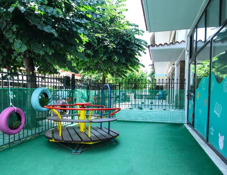 Μήλος - Παιχνίδι αυλής