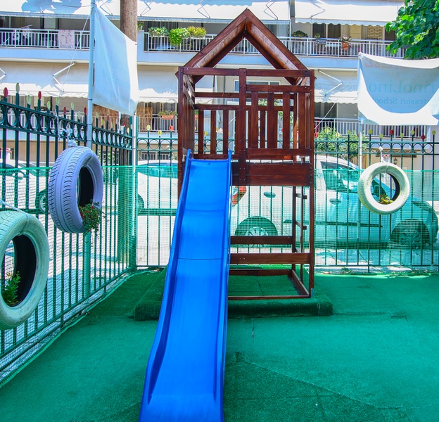 Σπιτάκι τσουλήθρα στην αυλή με αμμοδόχο